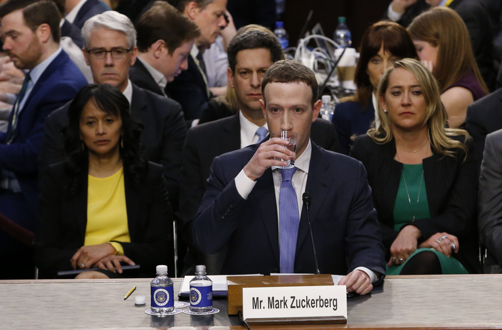 Cum a reactionat Mark Zuckerberg cand a fost intrebat daca Facebook isi spioneaza utilizatorii