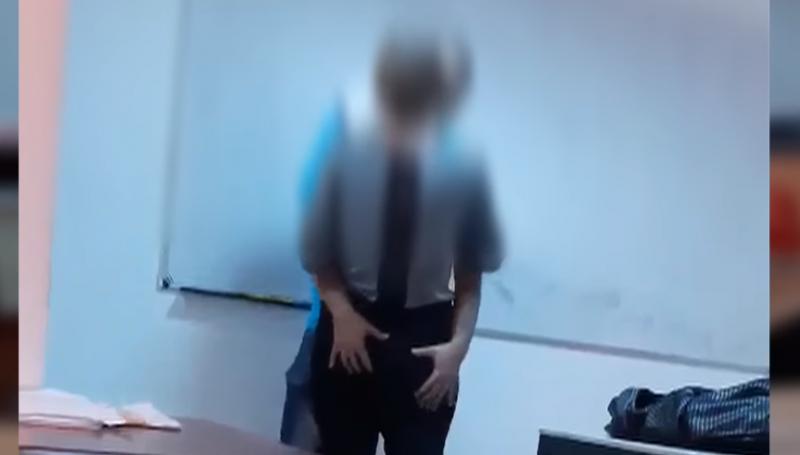 Profesor filmat in timp ce saruta si pipaia o eleva, la ore