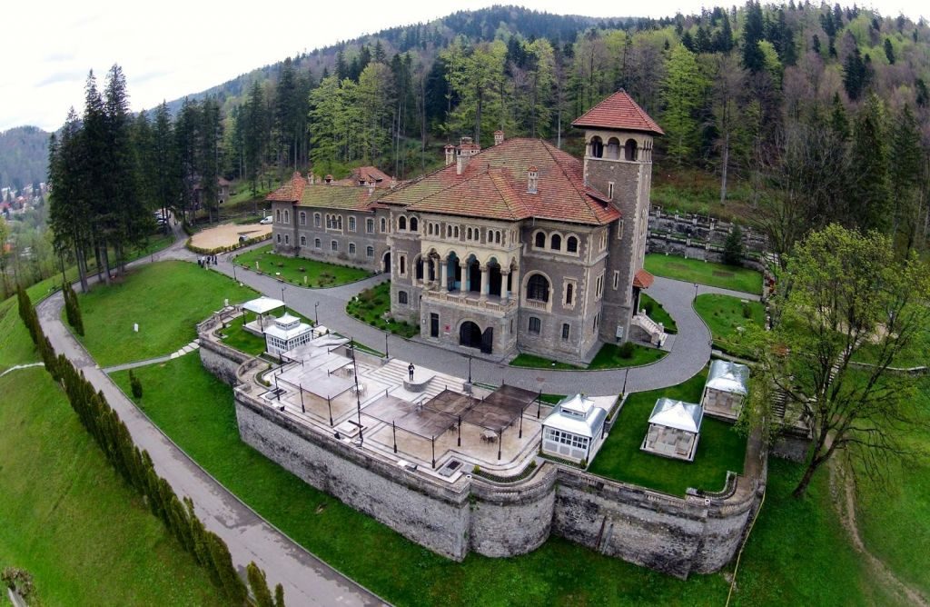 Turistele au mers in vizita la Castelul Cantacuzino