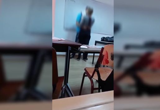 Cum se apara profesorul care a sarutat si pipait o eleva de 15 ani in fata clasei