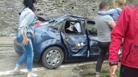 Avalansa pe Transfagarasan: doua masini distruse, dupa ce au fost surprinse de o cadere masiva de pietre
