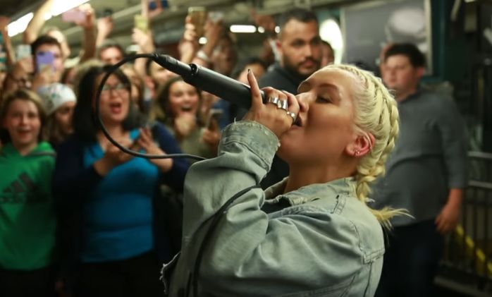 Christina Aguilera a cantat la metrou alaturi de Jimmy Fallon! Ce tertip a folosit pentru a ii surprinde pe oameni VIDEO