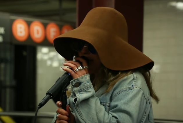 Christina Aguilera a cantat la metrou alaturi de Jimmy Fallon! Ce tertip a folosit pentru a ii surprinde pe oameni VIDEO