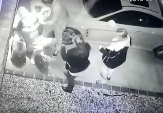 Femeie batuta in fata casei sale! Un grup de adolescenti au snopit-o fara mila! Motivul este stupid VIDEO