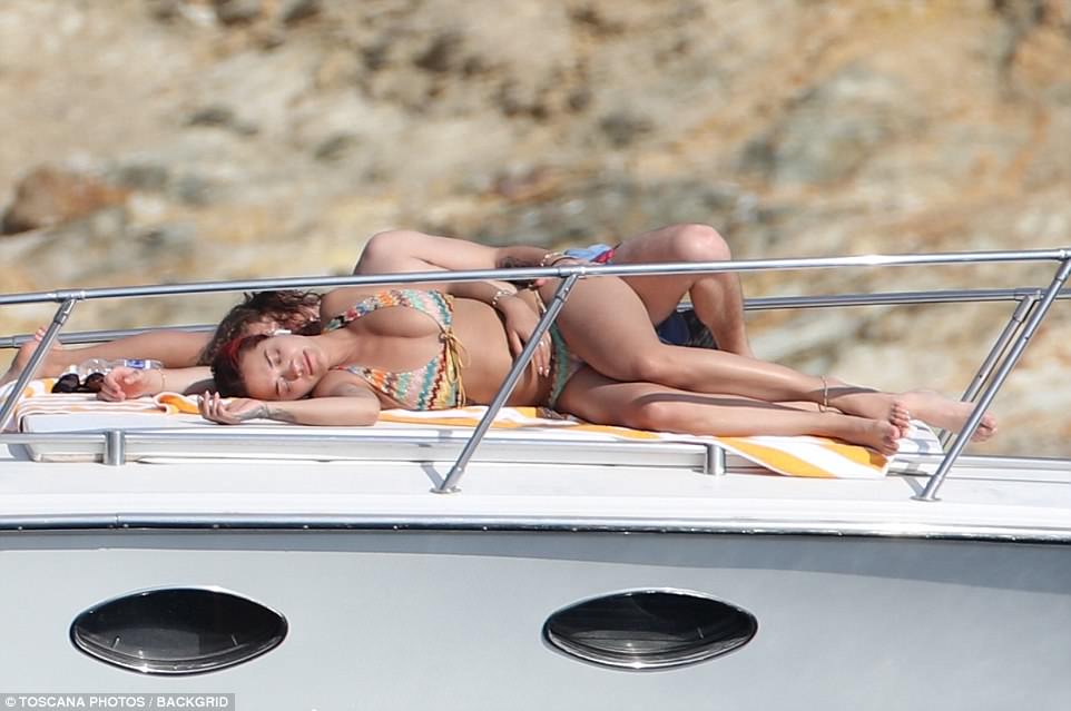 Rita Ora, topless