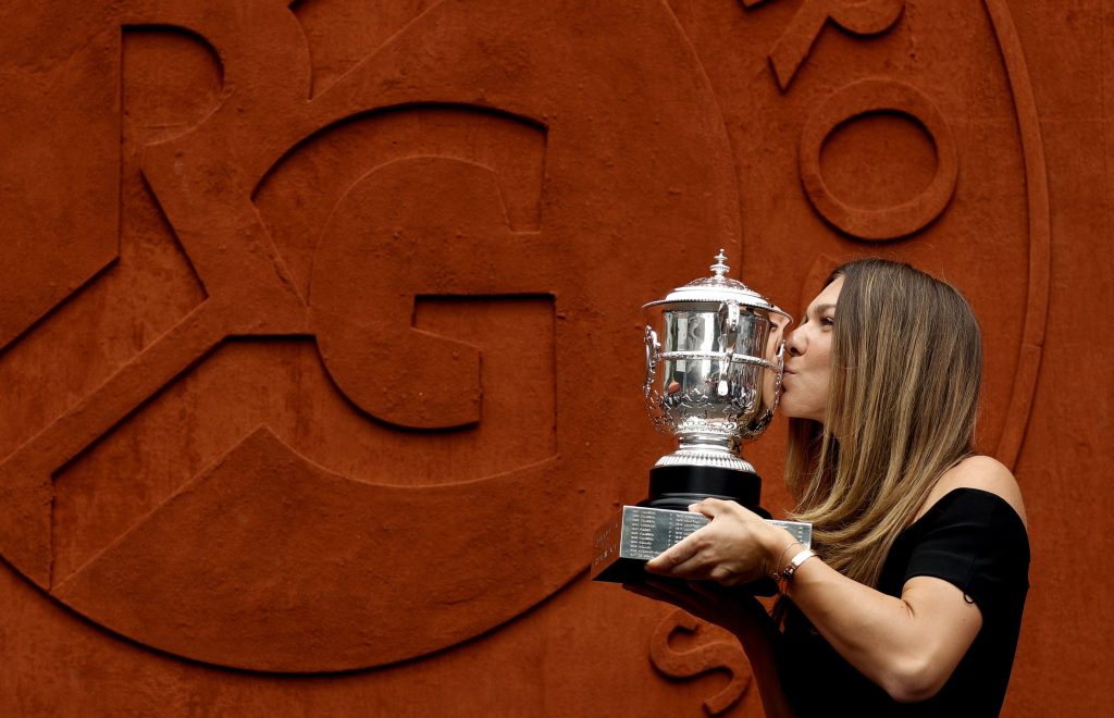 Simona Halep, sedinta foto WOW cu trofeul castigat la Roland Garros!