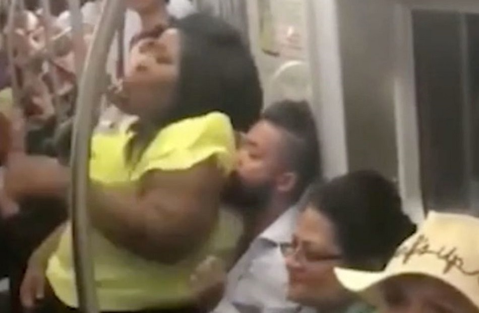 Pasagera a luat-o razna cand un barbat a refuzat sa ii ofere locul din metrou