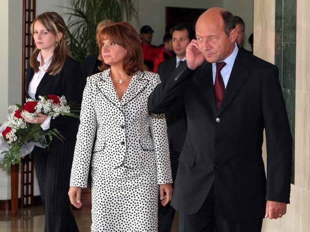 Ce salariu are Maria Basescu! La 65 de ani, sotia lui Traian Basescu s-a angajat