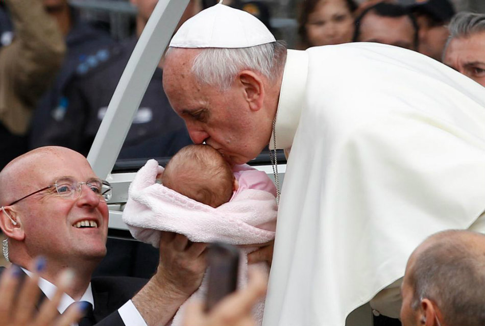 Fetita binecuvantata de Papa Francisc