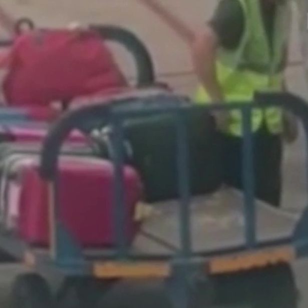 Cum se fura din bagaje, pe pista de avioane. Un angajat a fost filmat