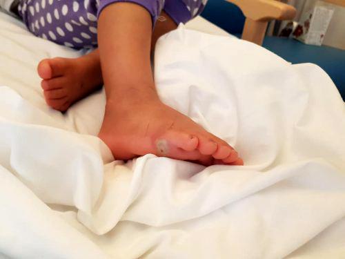 O fetita aproape a murit dupa ce a probat o pereche de pantofi