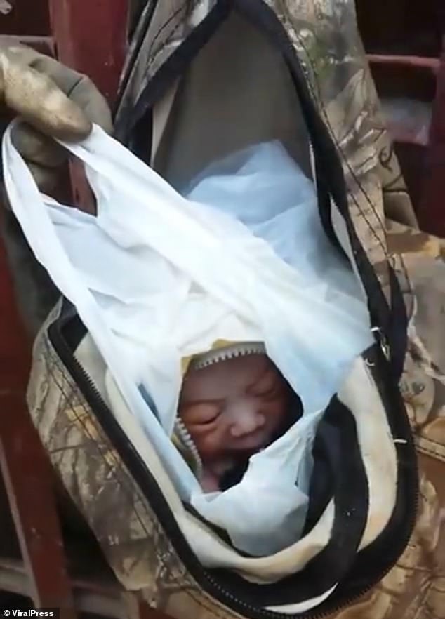 Un nou-nascut a fost gasit intr-o punga de plastic, atarnand de un gard