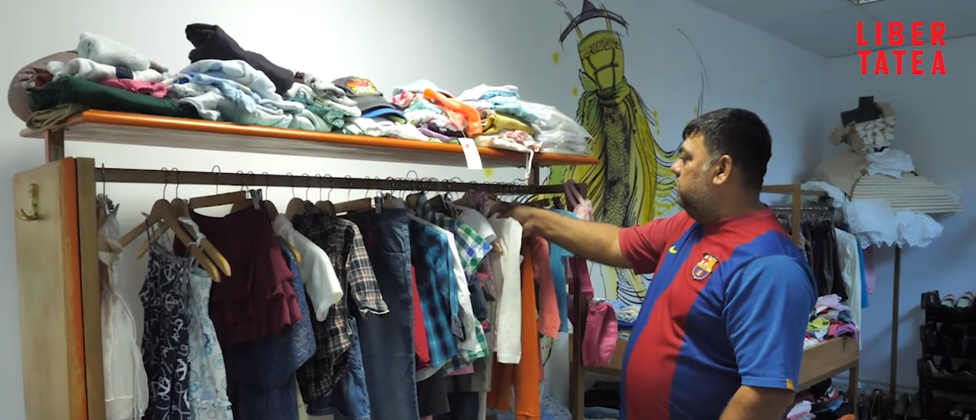 VIDEO! El este eroul care face munca in folosul comunitatii in Bucuresti, pentru a-si tine copiii la scoala
