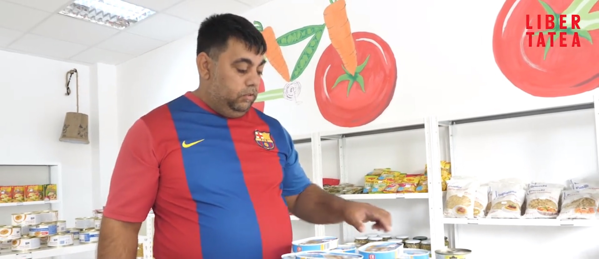 VIDEO! El este eroul care face munca in folosul comunitatii in Bucuresti, pentru a-si tine copiii la scoala