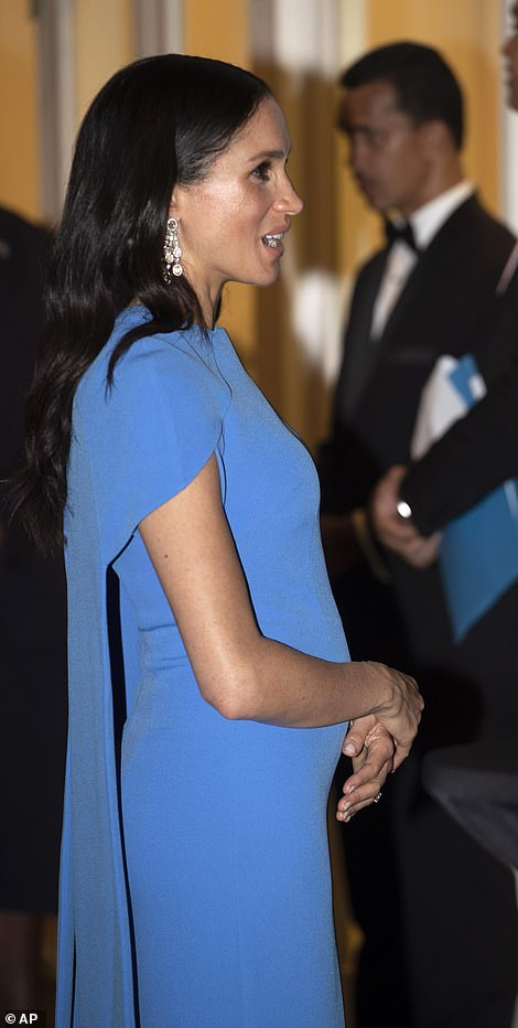Ducesa Meghan a stralucit intr-o superba rochie albastra in Fiji. S-a vazut perfect burtica de gravida a acesteia
