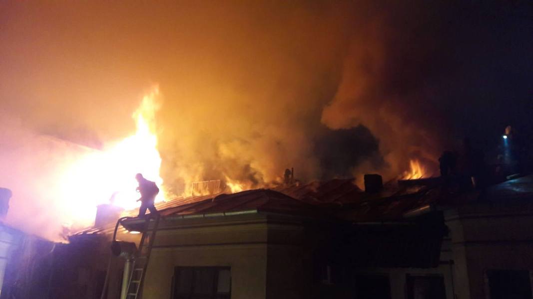 Incendiu în Centrul Vechi al Capitalei. Mai multe persoane au fost evacuate (1)