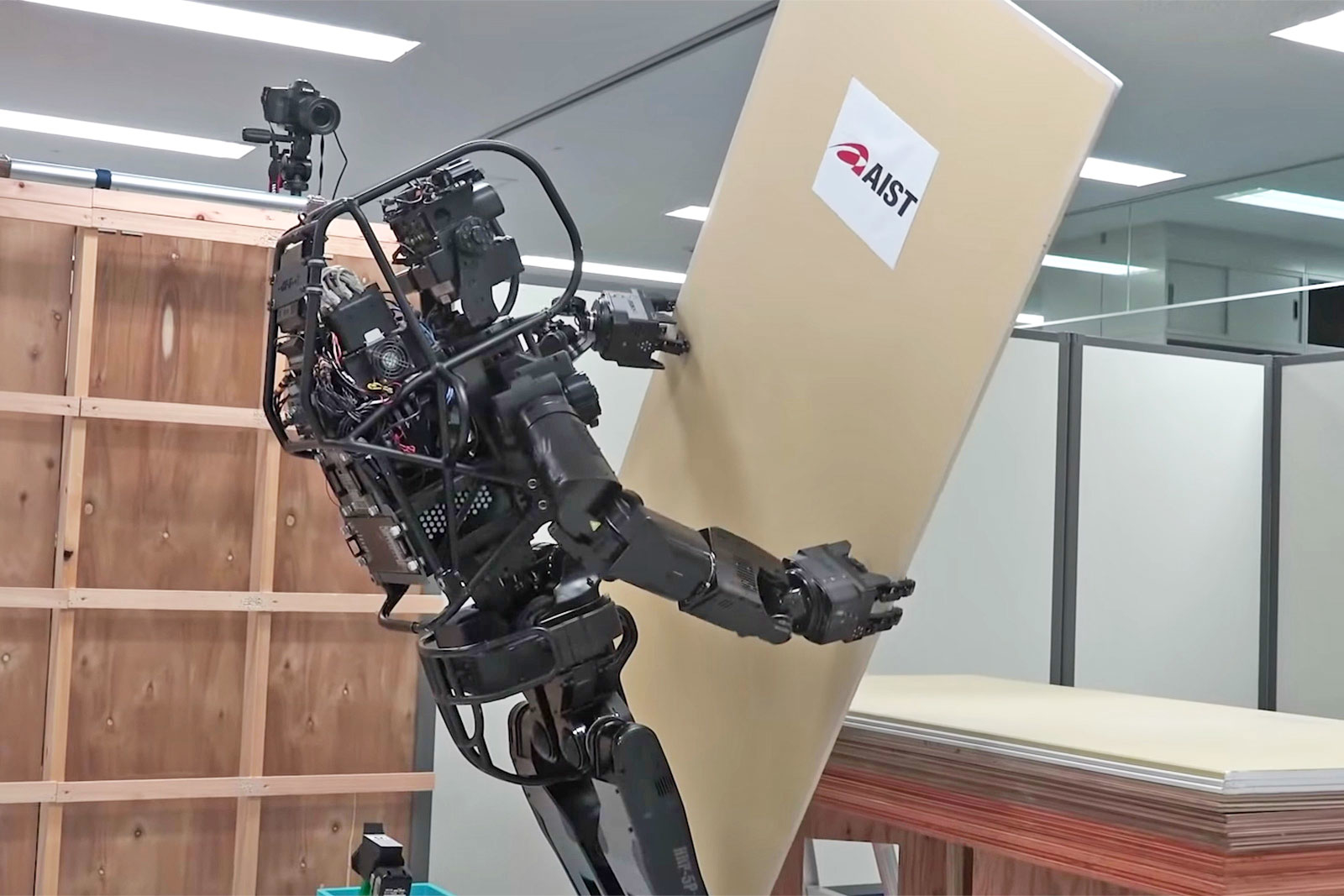 Japonezii au construit un robot care poate fi folosit în construcţii