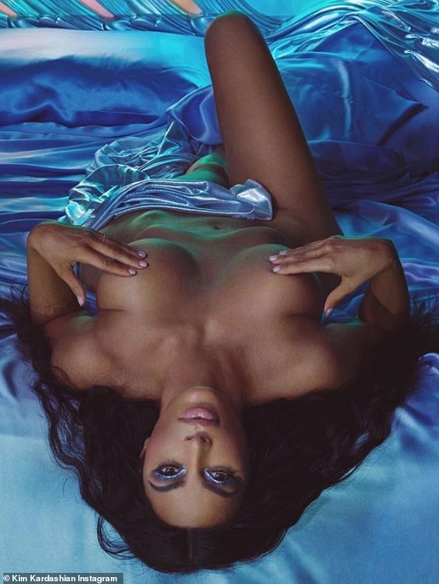Kim Kardashian nu se poate abtine! A pozat iar topless