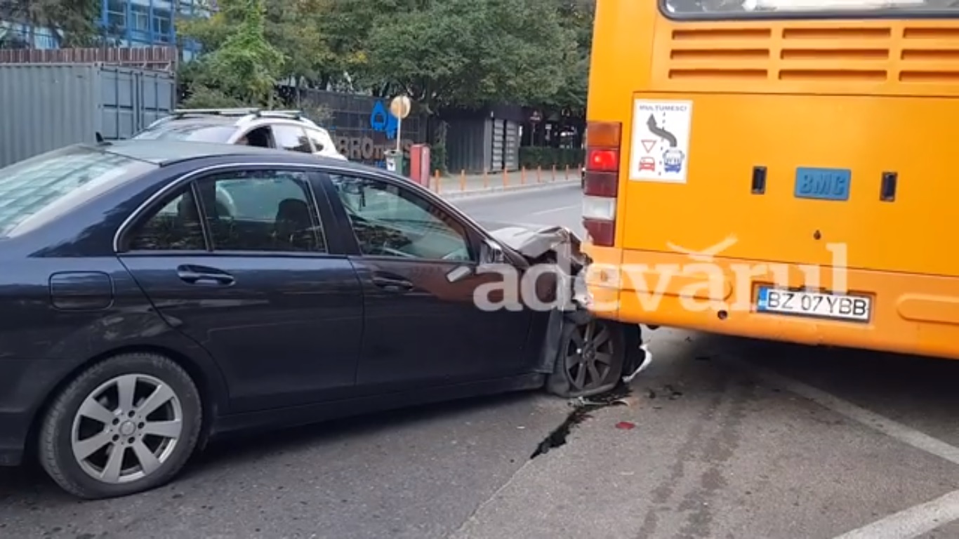 VIDEO | Accident grav in Buzau! Un autoturism a lovit puternic un autobuz