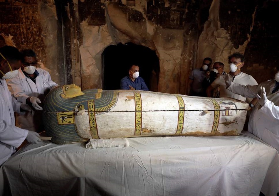 Arheologii au deschis, in direct, un sarcofag gasit pe malul Nilului