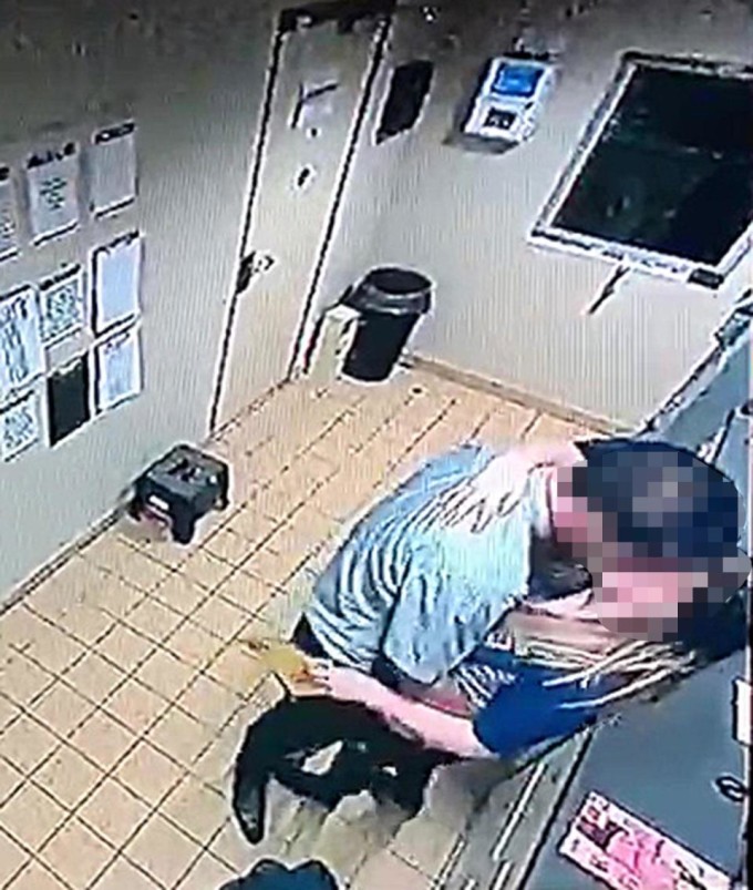 Ce faceau doi angajati ai unui supermarket Se sarutau