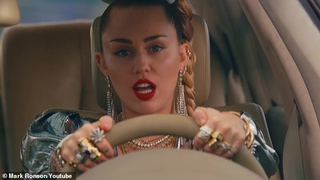 Fundul lui Miley Cyrus, vedeta in noul ei videoclip