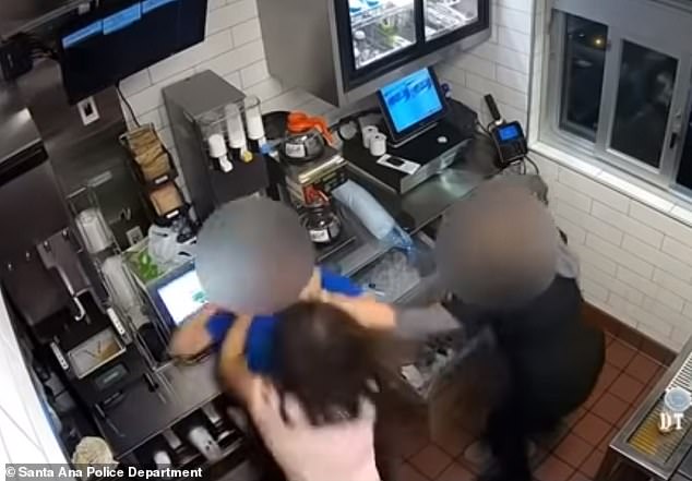 Momente SOCANTE intr-un McDonald's! O femeie a strans de gat managerul pentru ca nu i s-a da...ketckup VIDEO
