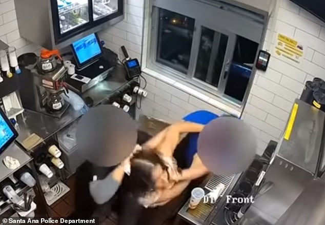 Momente SOCANTE intr-un McDonald's! O femeie a strans de gat managerul pentru ca nu i s-a da...ketckup VIDEO