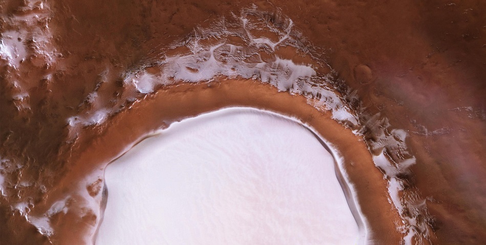 Craterul de pe Marte ce pare acoperit cu zapada