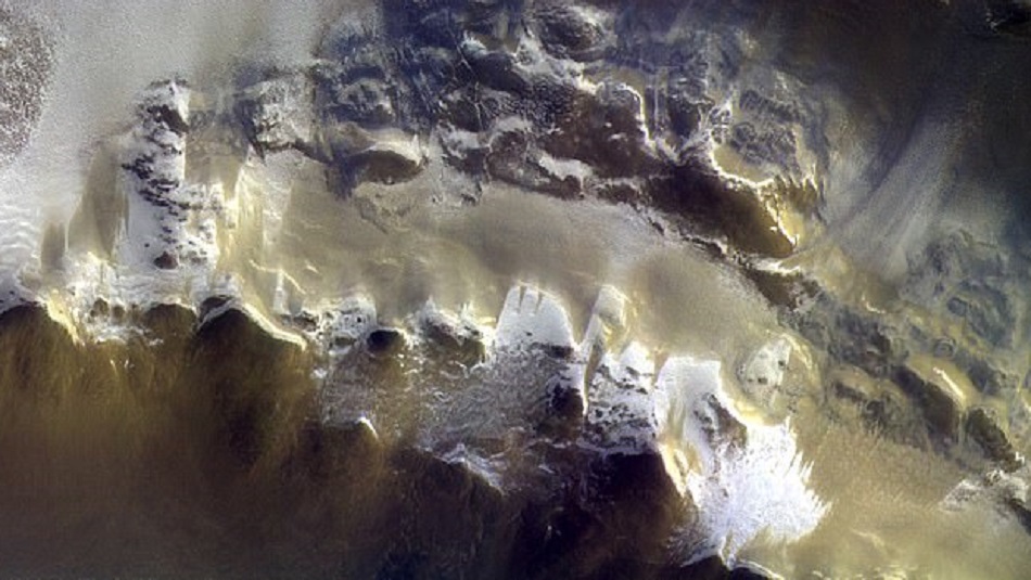 Craterul de pe Marte ce pare acoperit cu zapada