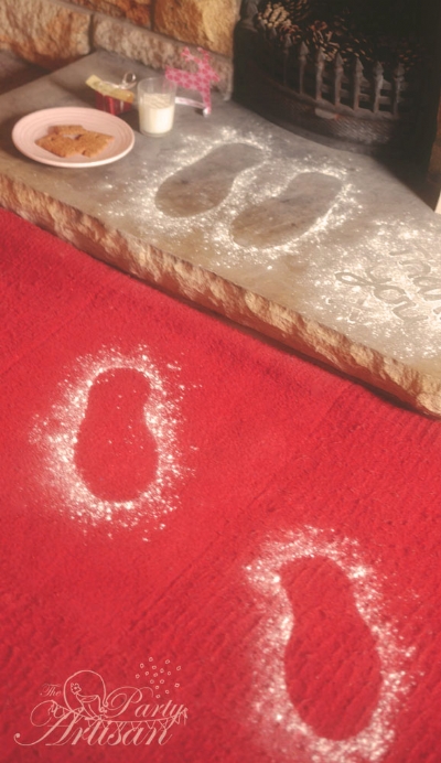 Decoratiuni handmade de Craciun - urmele pasilor lui Mos Craciun cu faina