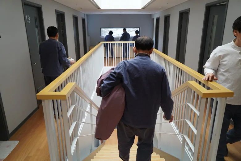 Oamenii din Coreea de Sud se duc la inchisoare, de buna voie