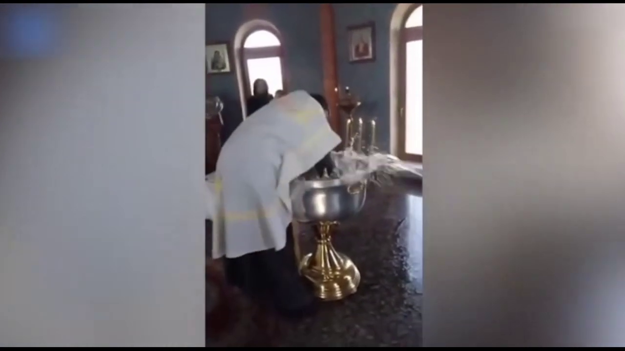 Scene oribile la botez ! O fetita de doi ani tipa disperata, in timp ce preotul o scufunda secunde intregi  „E satana in ea” (3)