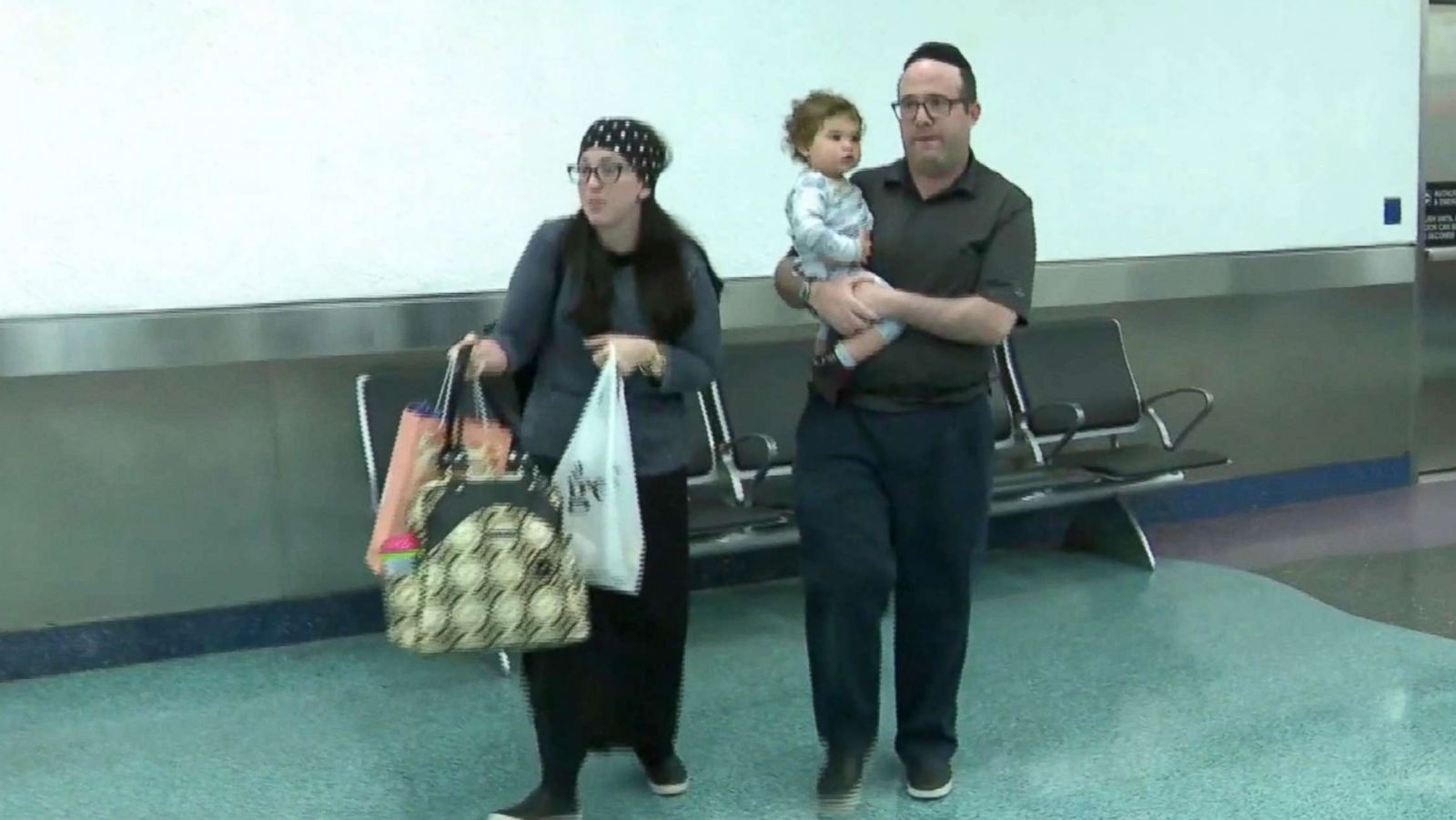 O familie a fost alungata din avion. Motivul invocat de stewardesa e nefondat