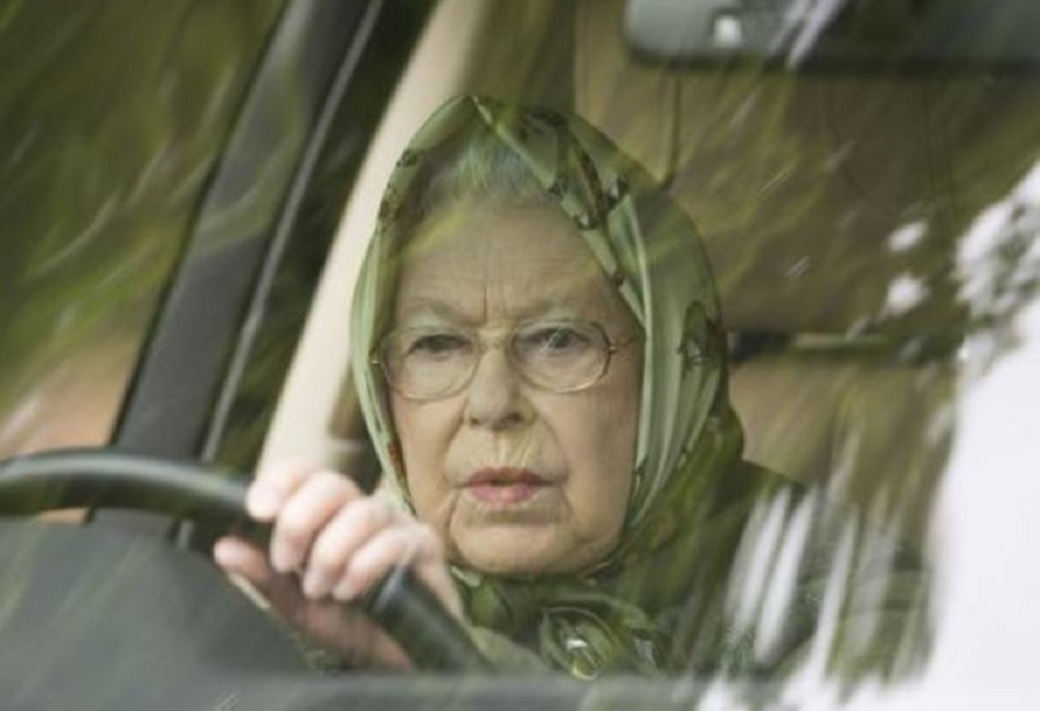 Regina Elisabeta fara centura de siguranta