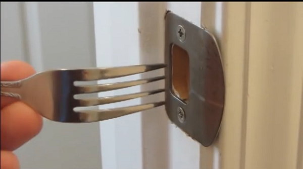 Cum încui ușa cu o furculiță. Truc util pentru camerele de hotel, în vacanțe VIDEO