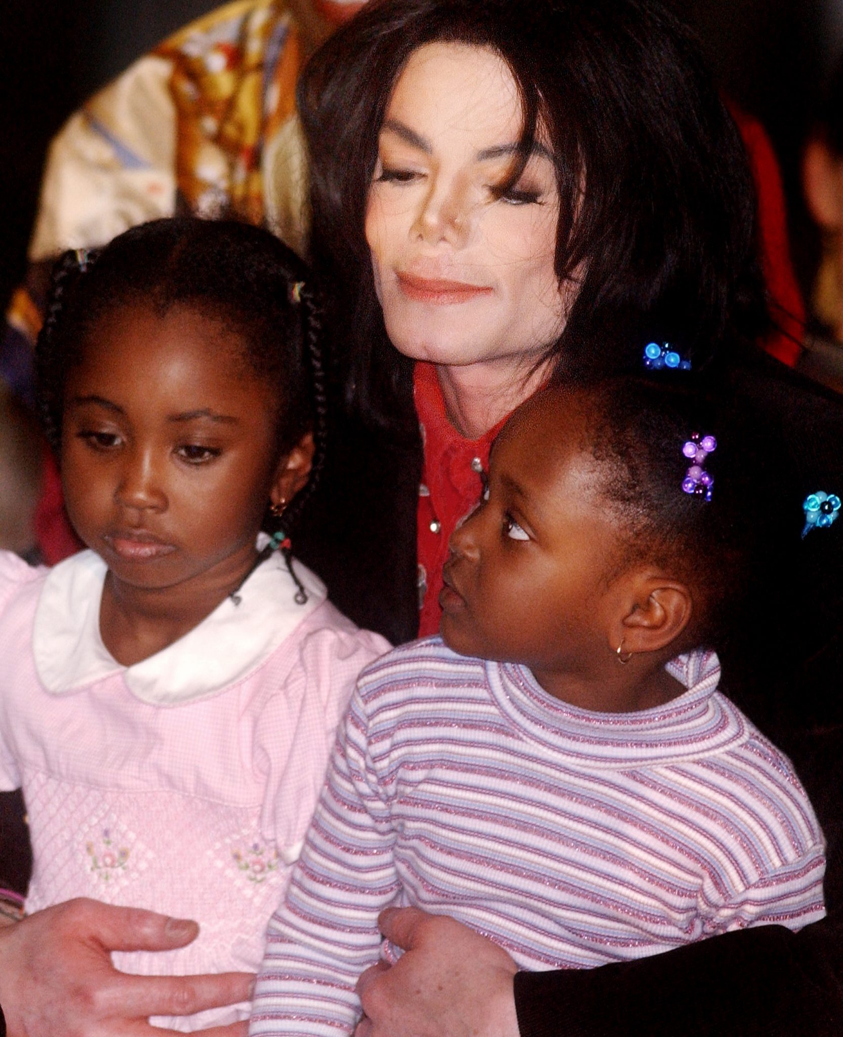 Michael Jackson si-ar fi molestat fiul si nepotii. Familia lui ar fi stiut ca e pedofil