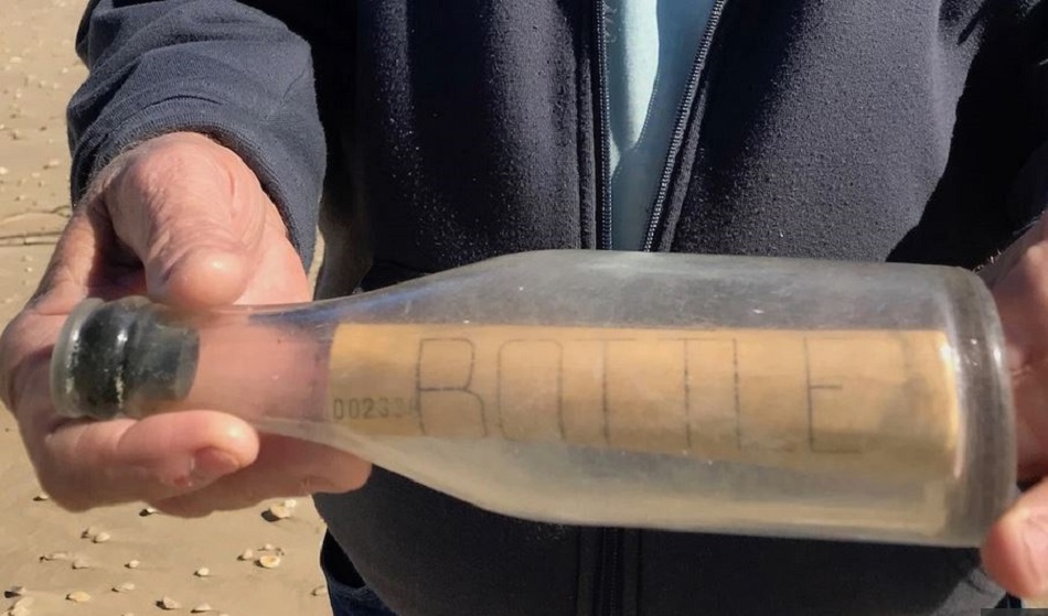 O sticla cu mesaj veche de 56 de ani a fost gasita pe o plaja de catre un cuplu