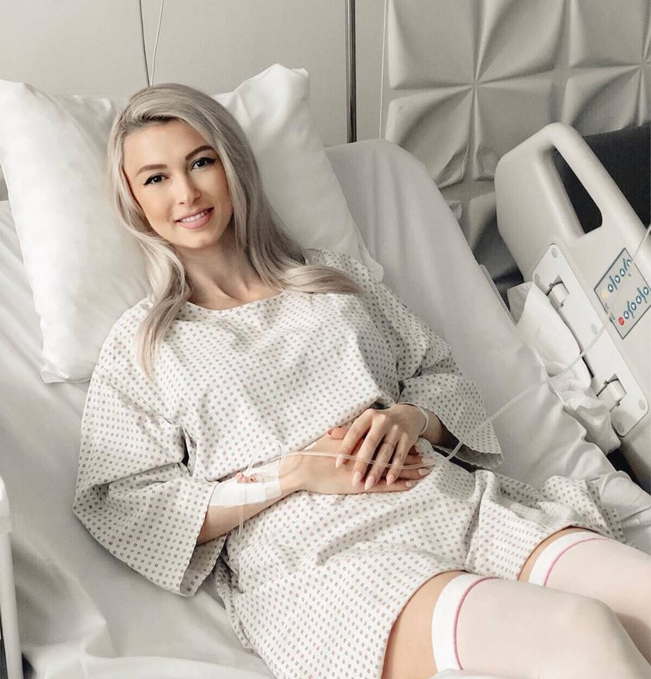 Andreea Balan, sexy pe patul de spital! Vedeta se simte mai bine