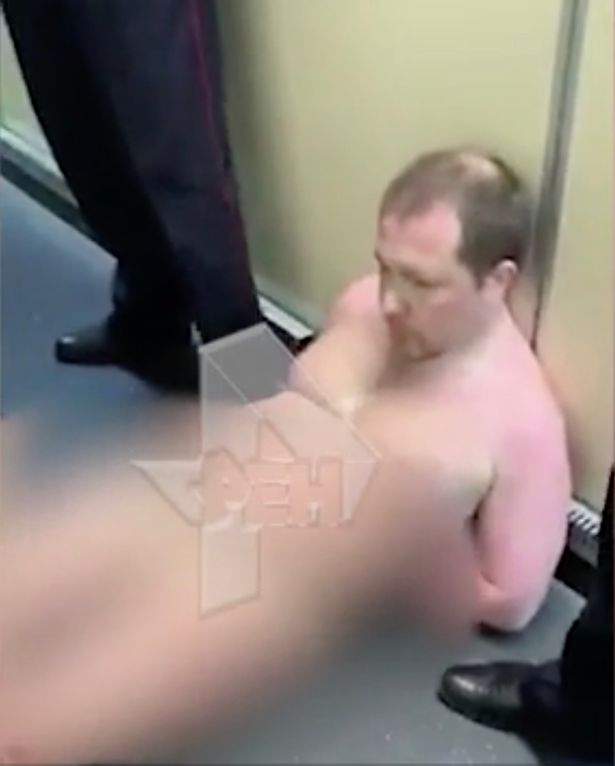 Un barbat a incercat sa urce in avion dezbracat