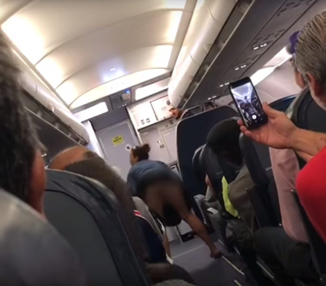 O femeie si-a aratat posteriorul si a facut twerking in avion