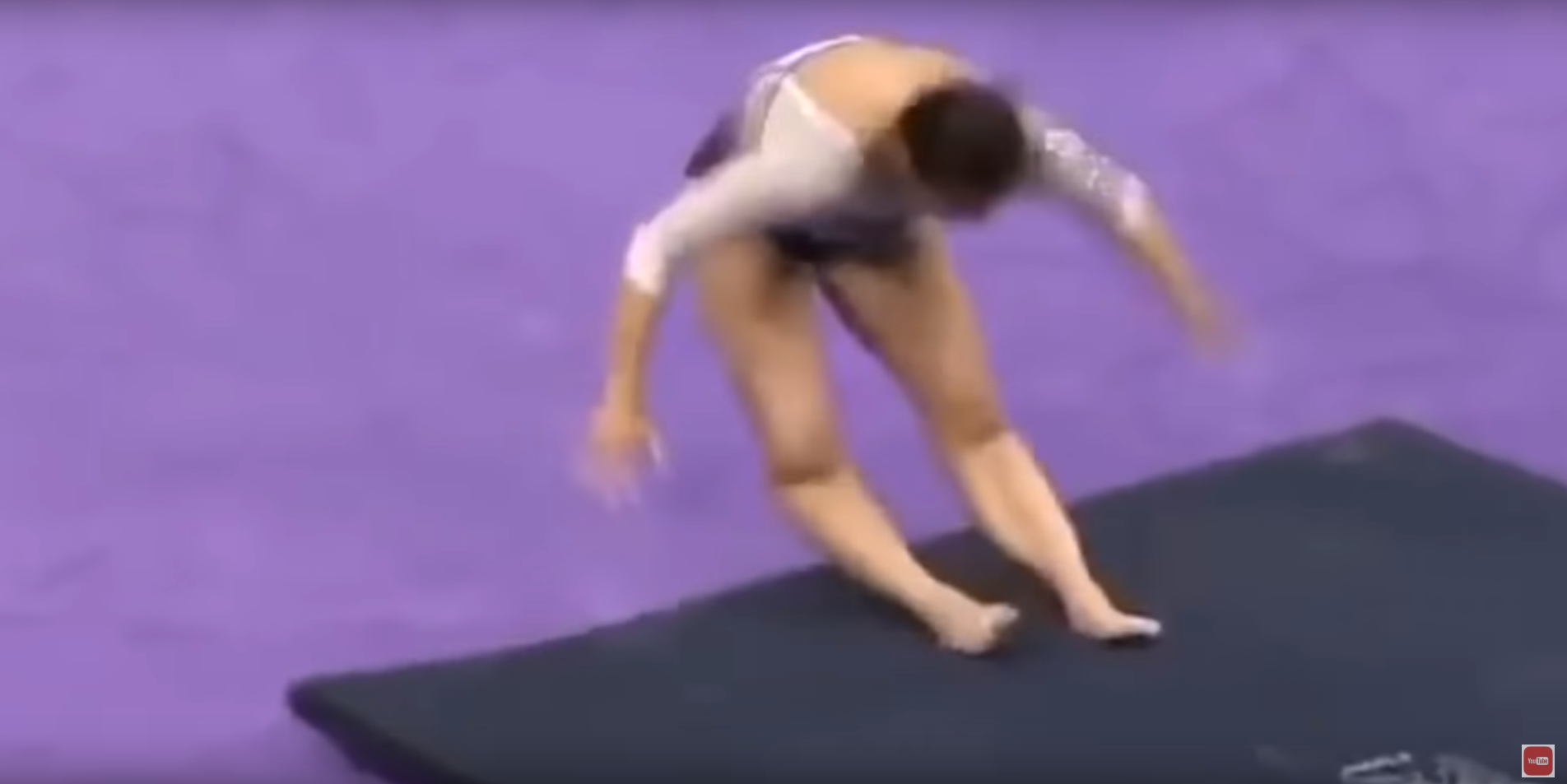 O gimnasta si-a rupt ambele picioare