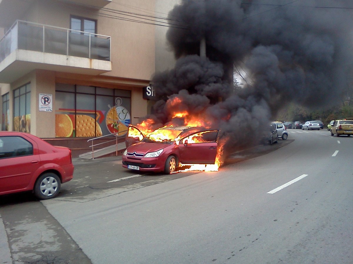 O masina a luat foc din senin