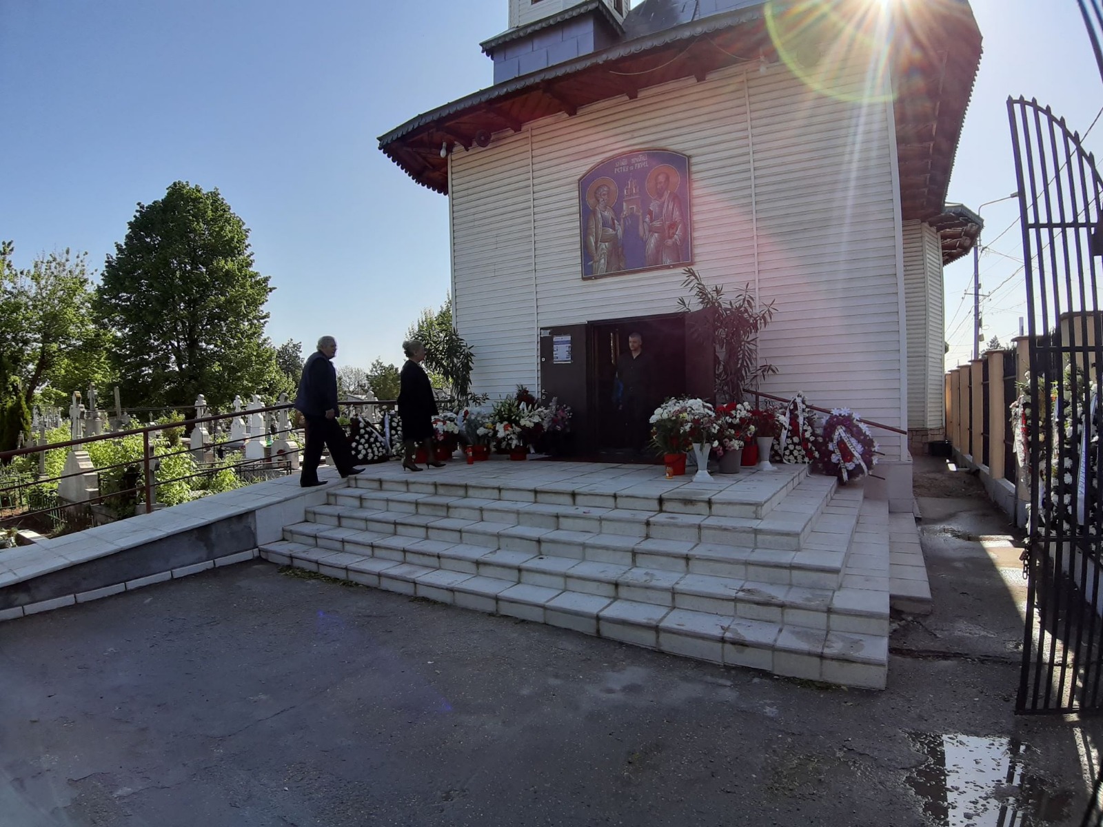 Oamenii au inceput sa vina la mormantul lui Razvan Ciobanu