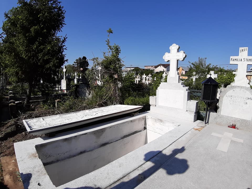 Oamenii au inceput sa vina la mormantul lui Razvan Ciobanu