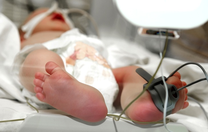 Un bebelus a murit din cauza neatentiei mamei. Ce au descoperit medicii, la necropsie. Se ascundea in plamani