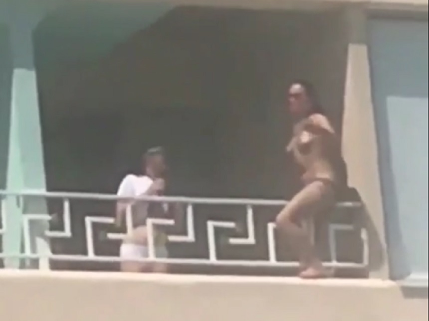 Cine a aparut astazi nud in balconul unui hotel din Mamaia
