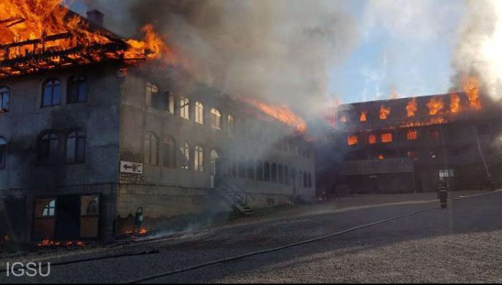 Incendiu puternic în Alba la acoperișul Mănăstirii Râmeț