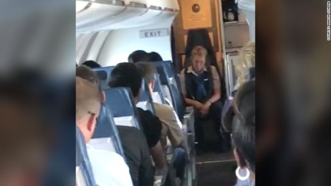 Stewardesa bauta in avion