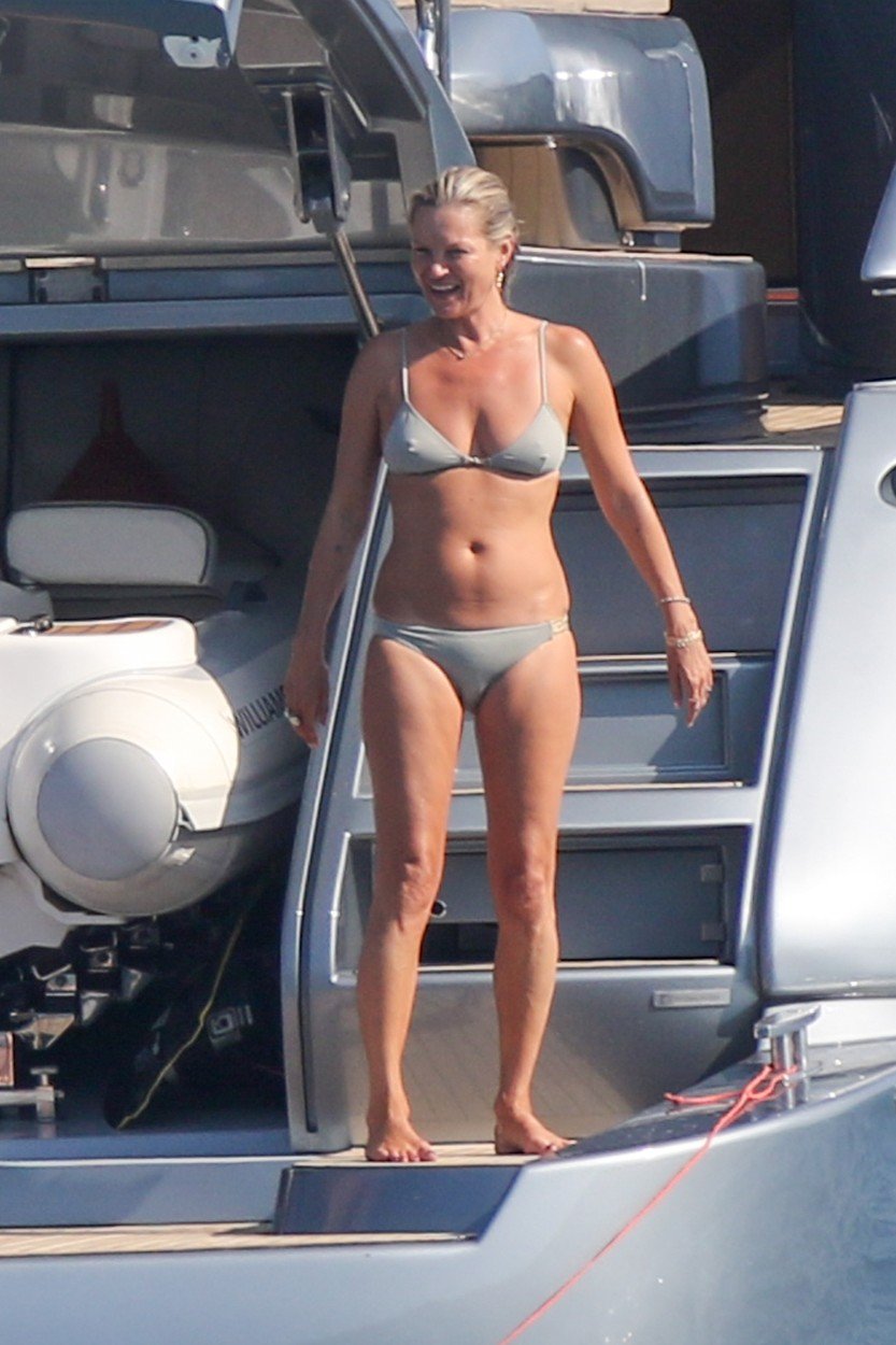 Kate Moss a facut senzatie in cel mai mic costum de baie